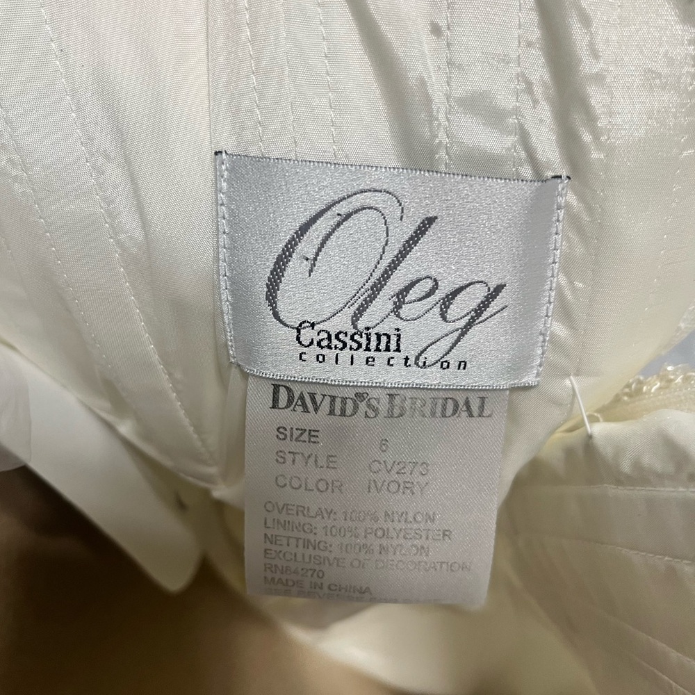 Oleg Cassini Collection Wedding Dress. Ivory in color. Size 6 - Picture 11 of 13